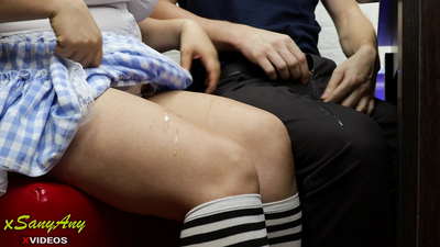 Jonk Schoulmeedchen ruckt mat Klassekomeroden op Hausaufgaben-xsanyAny