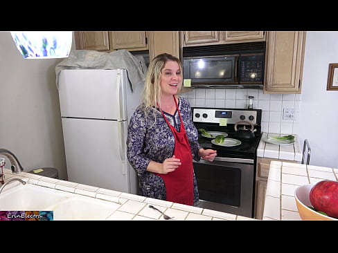 ❤️ Stepmom Mëllech him an der Kichen virun sengem Datum ☑ Fuckvideo bei eis ️❤
