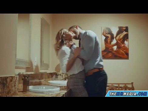 ❤️ Wann eng Busty Blond Iech an engem ëffentlechen Toilette verféiert ☑ Fuckvideo bei eis ️❤